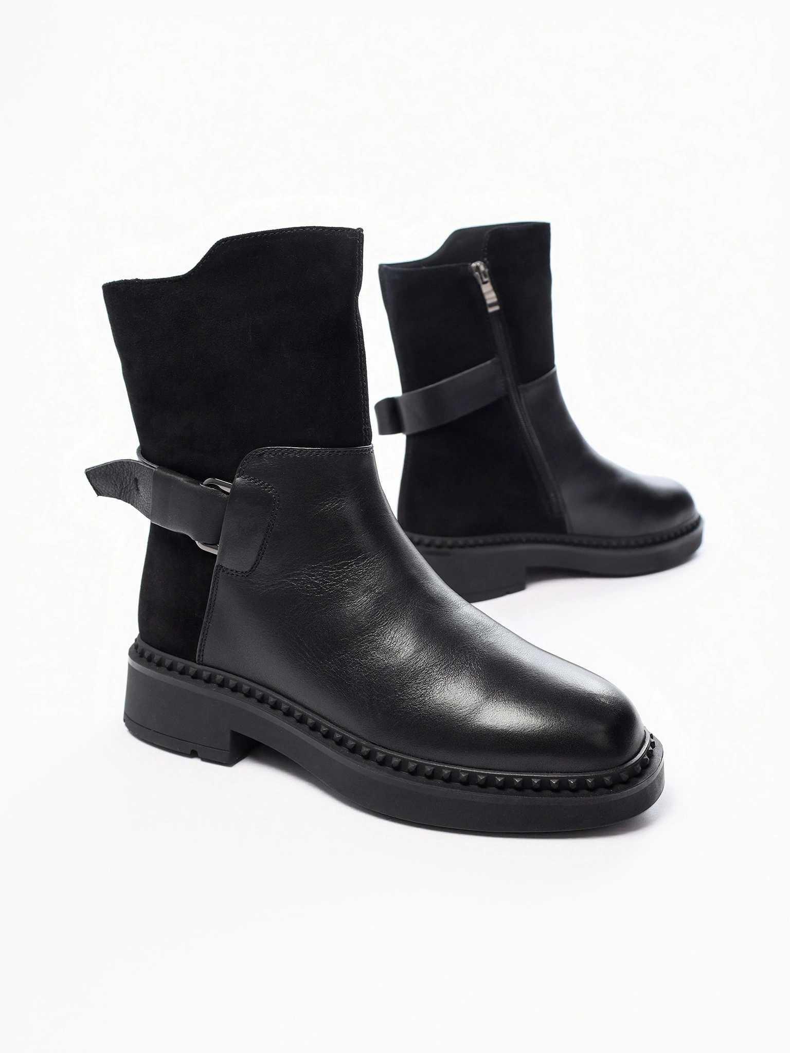 Ботинки комбинированные черного цвета с декоративным ремешком